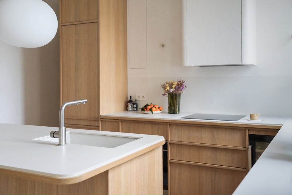 Cuisine Marseille en Chêne Clair : une rénovation élégante dans un appartement parisien