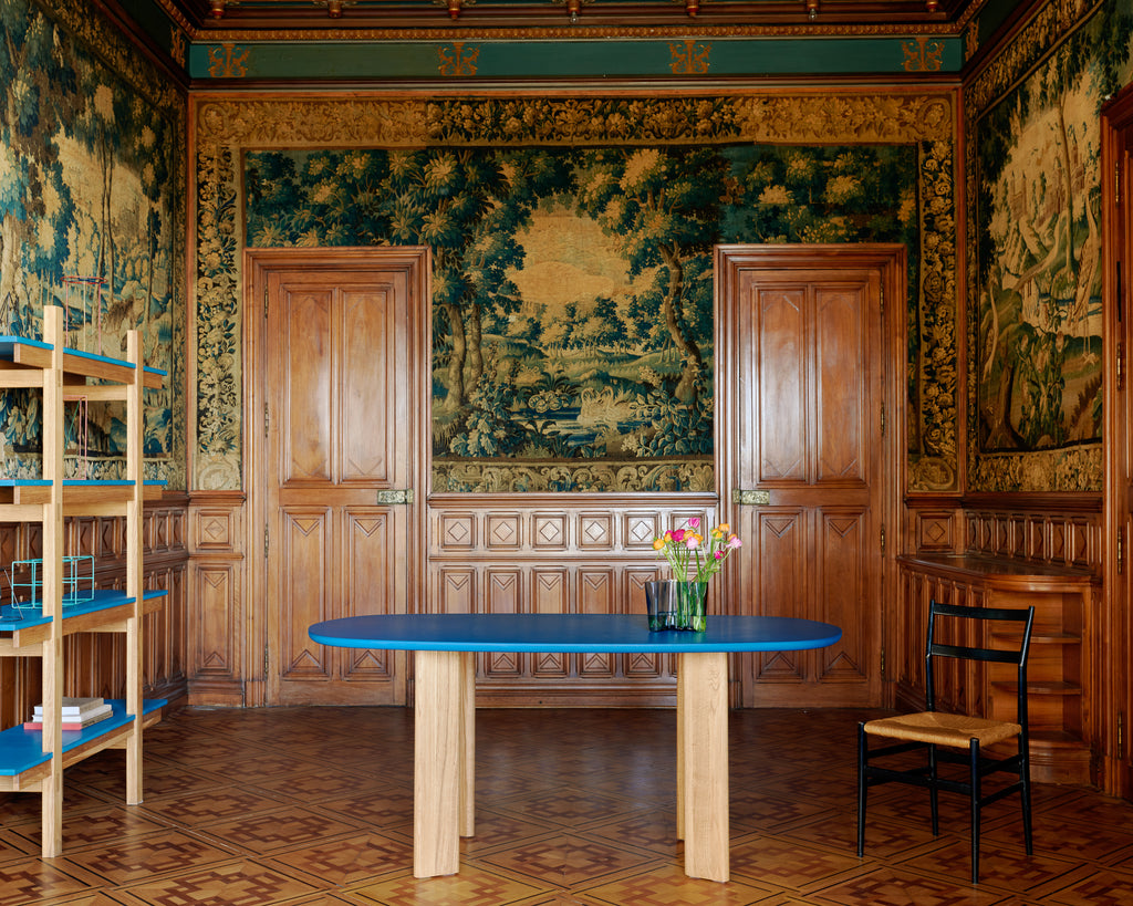 table-à-manger de réception Rinku design made-in-france design durable éco-conçu. meuble personnalisable sur-mesure. piétement en bois massif. plateau en bois valchromat bleu. 