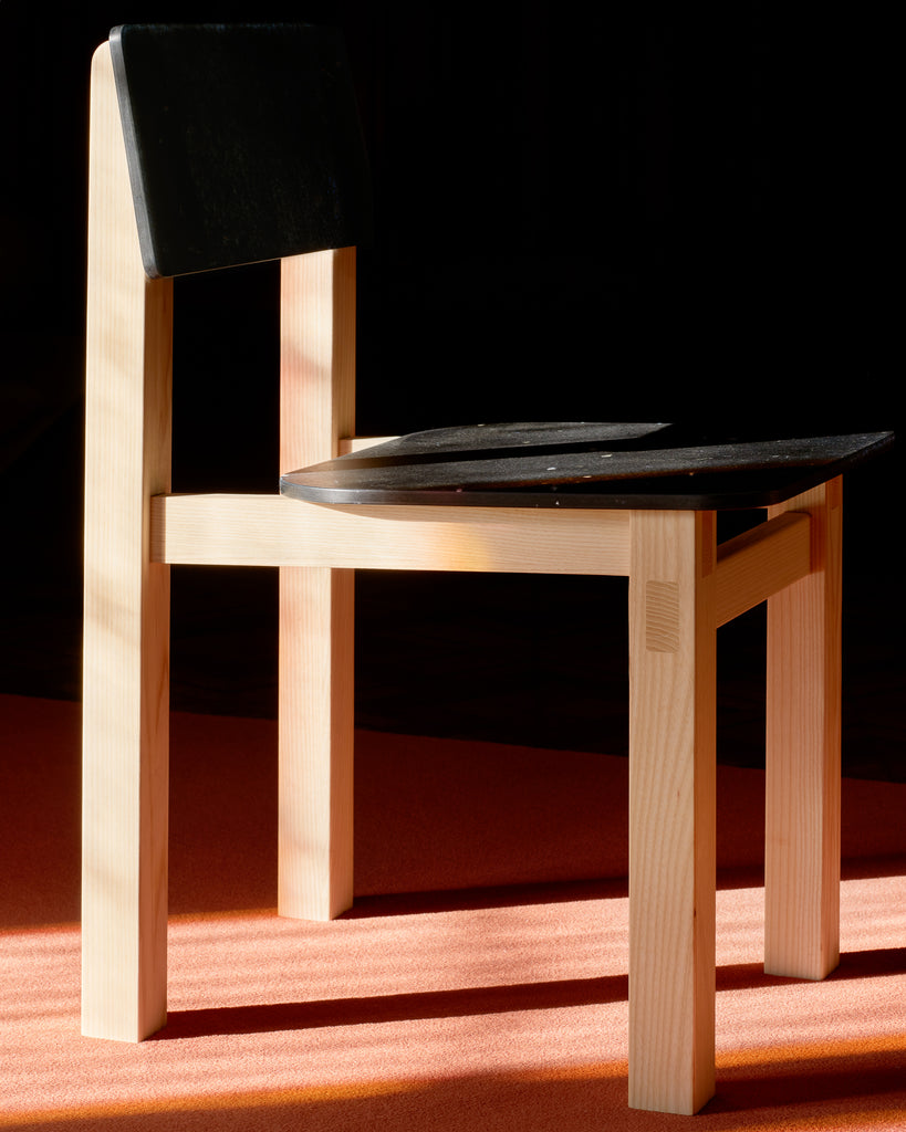 chaise Rinku design assise sur-mesure personnalisable. design made-in-france écoresponsable écologique et durable. plastique recyclé et piétement en bois massif de frêne
